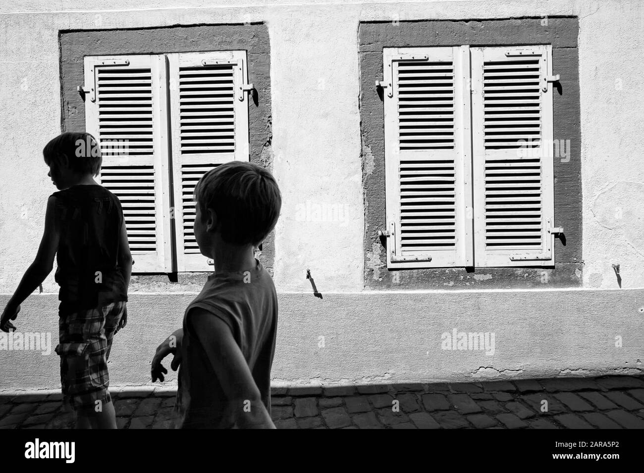 Silhouette de fenêtre et de peuple, Colmar, Haut Rhin, Grand est, France, Europe Banque D'Images