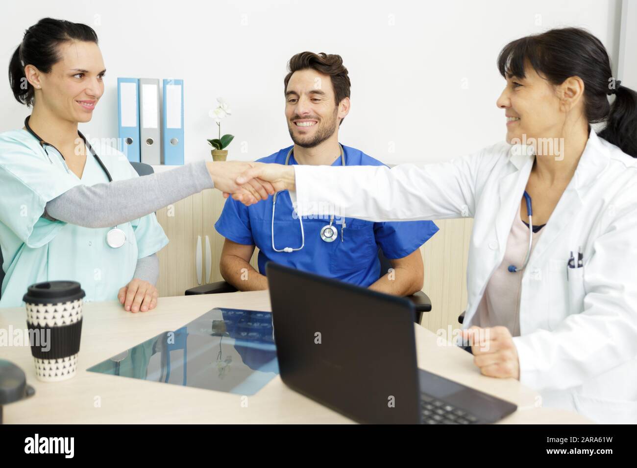 fermeture d'une poignée de main de médecins Banque D'Images