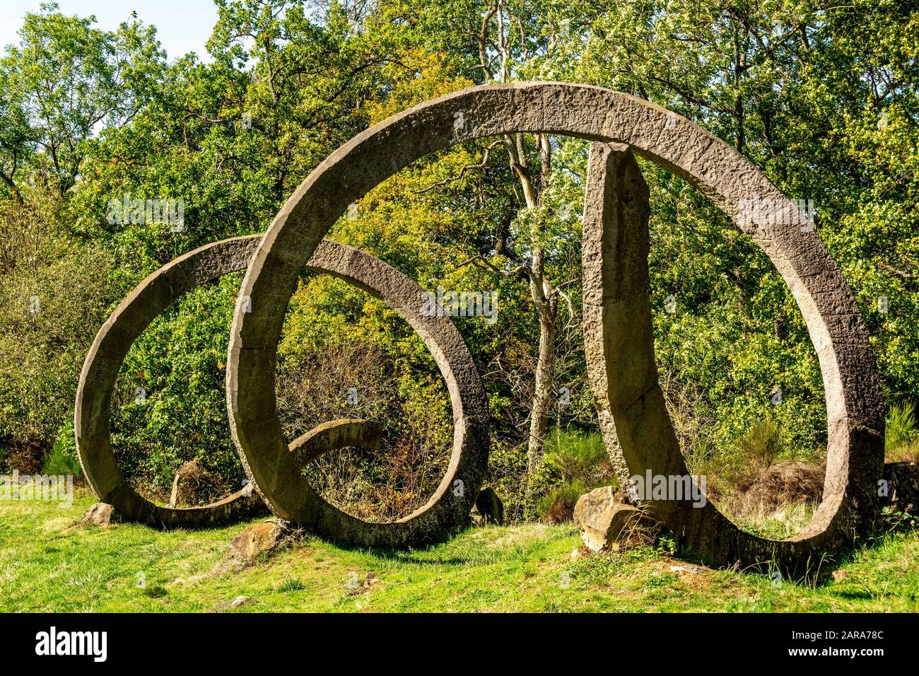 Chapdes-Beaufort. Le Chemin Fais'Art . Sculptures de Gilles Perez dans la pierre Volvic Banque D'Images