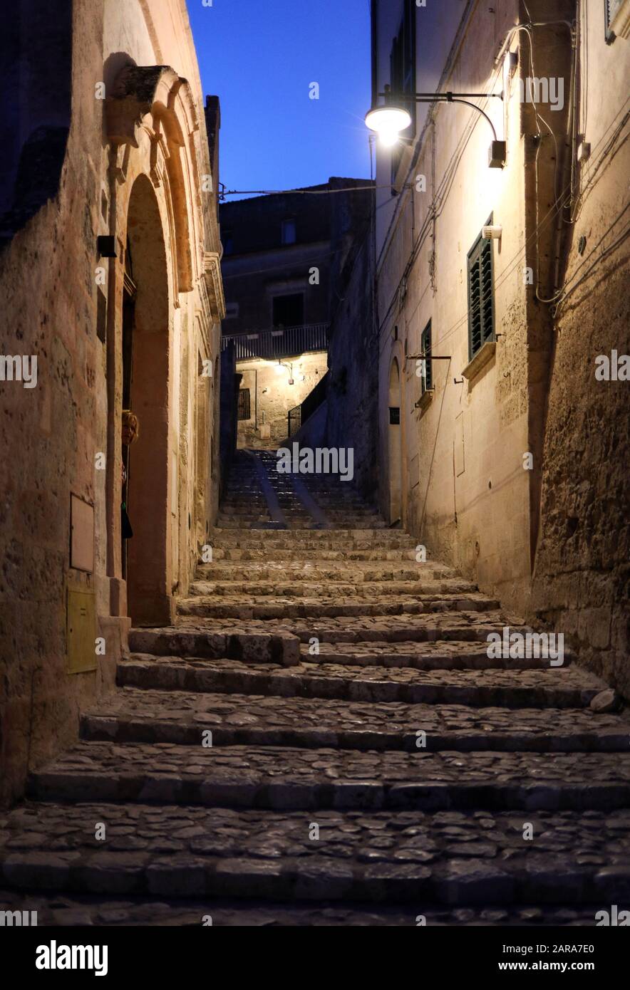 Des escaliers pavés typiques dans une rue latérale, dans la Sassi di Matera, un quartier historique de la ville de Matera. Basilicate. Italie Banque D'Images