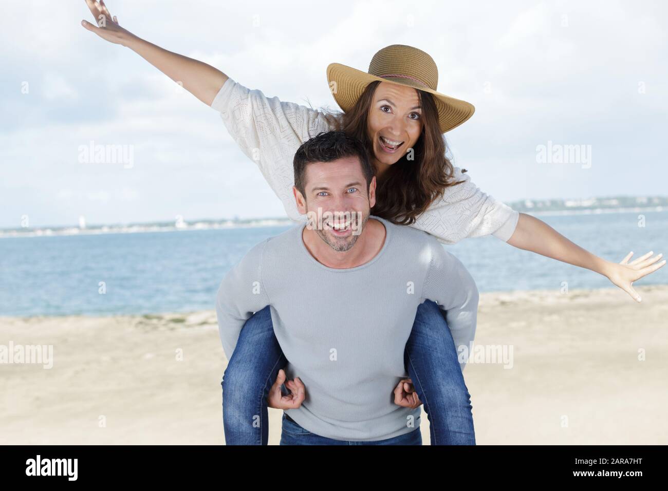 couple piquante contre la plage floue Banque D'Images