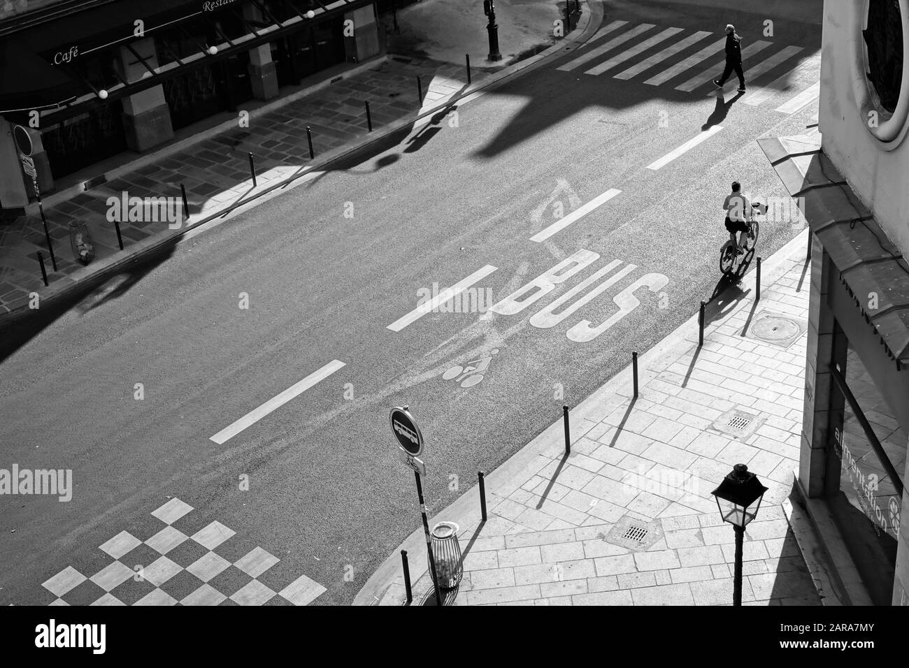 Cycliste aérien sur route, ombre longue, Paris, France, Europe Banque D'Images