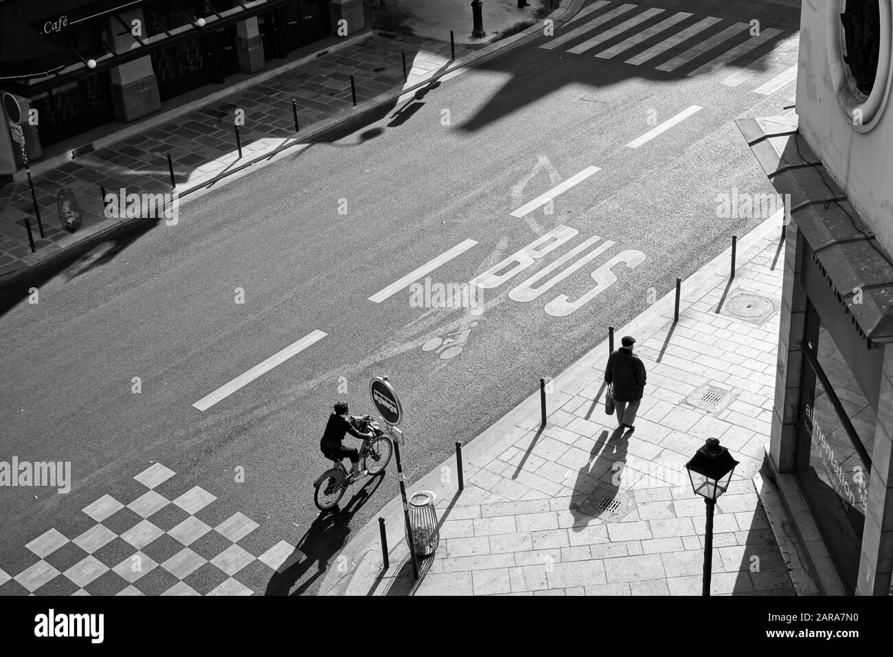 Cycliste aérien sur route, ombre longue, Paris, France, Europe Banque D'Images