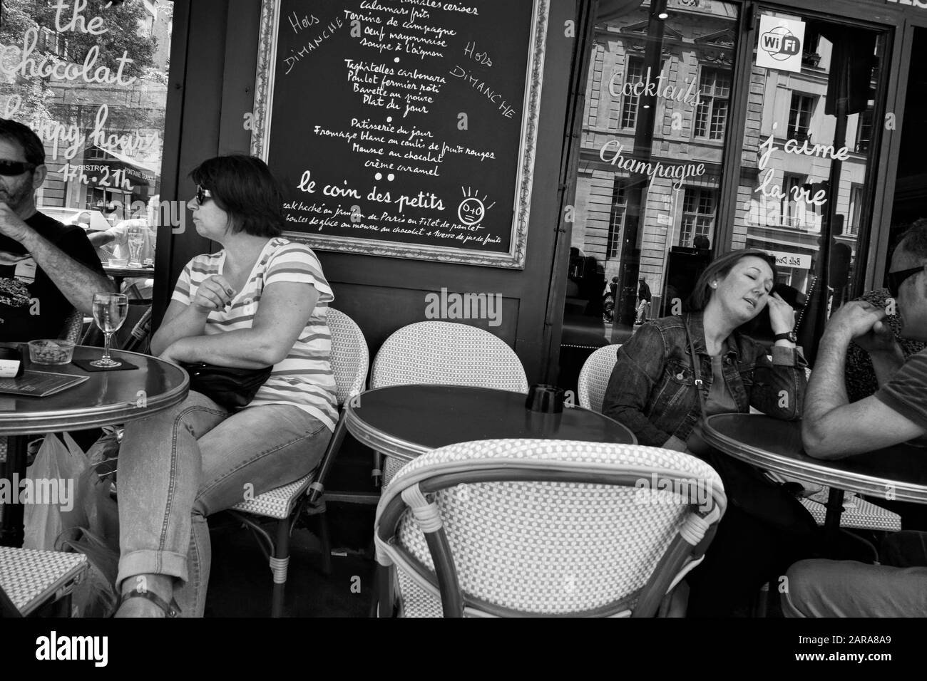 Hommes et femmes assis, café sur le pavé, Paris, France, Europe Banque D'Images