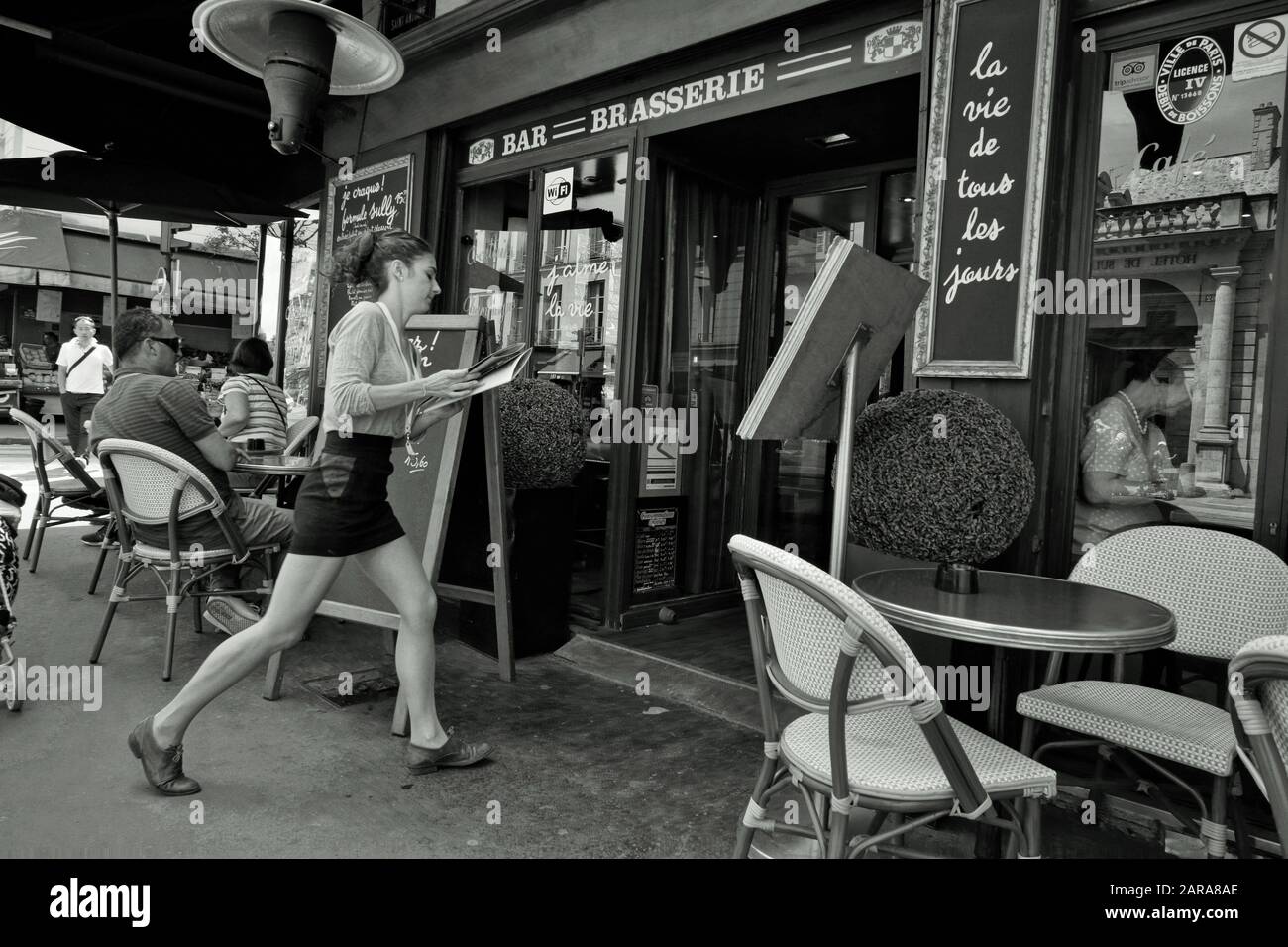 Serveuse, café sur la chaussée, Paris, France, Europe Banque D'Images