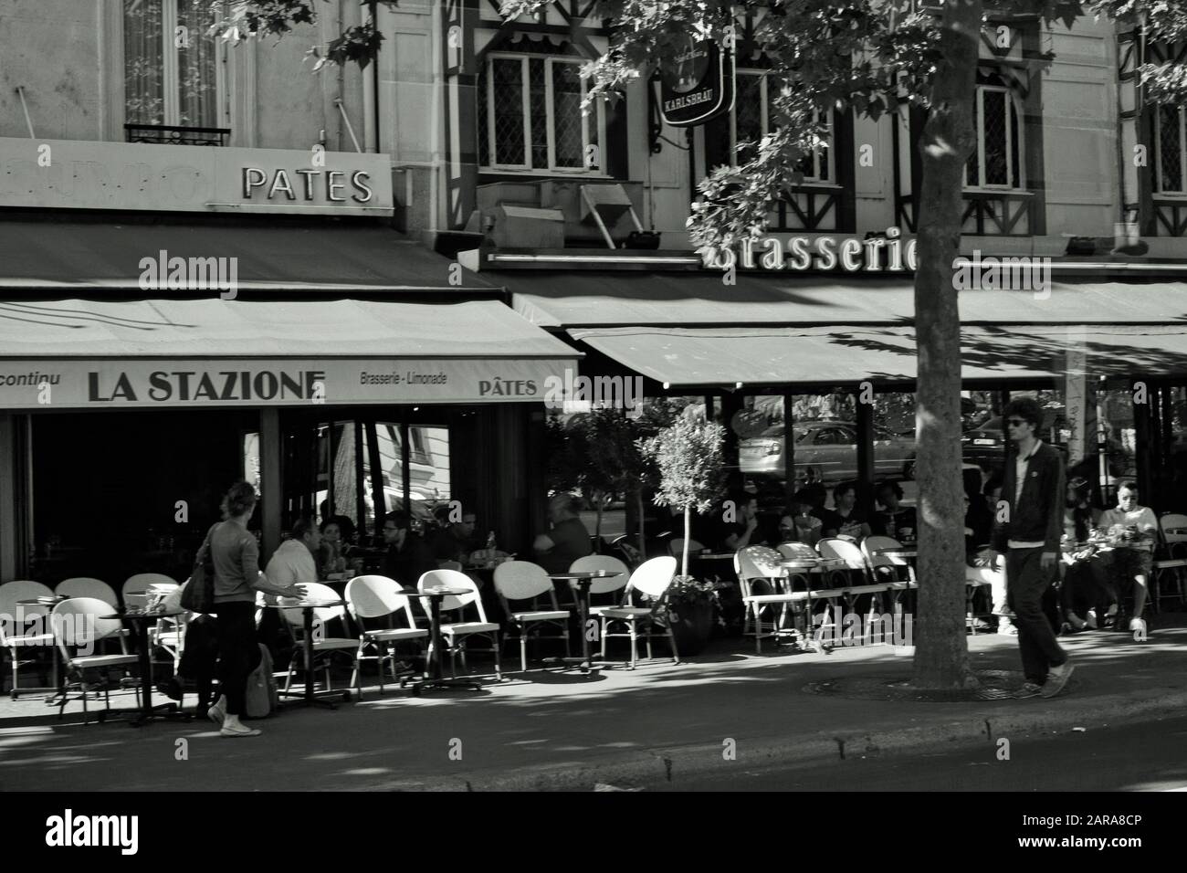 Hommes et femmes assis, café sur le pavé, Paris, France, Europe Banque D'Images