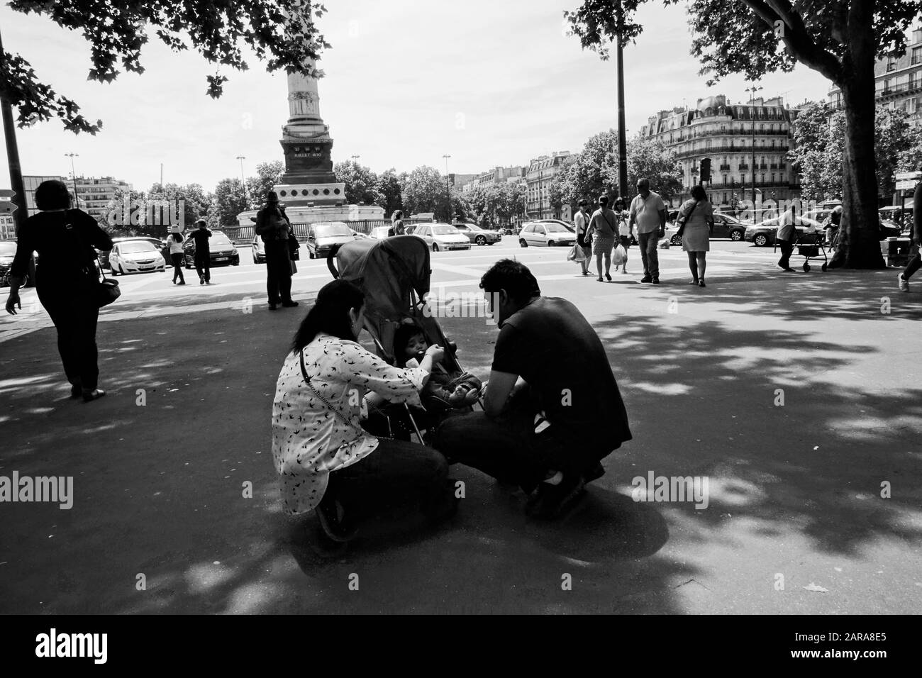 Couple allaiter bébé à bébé, Paris, France, Europe Banque D'Images