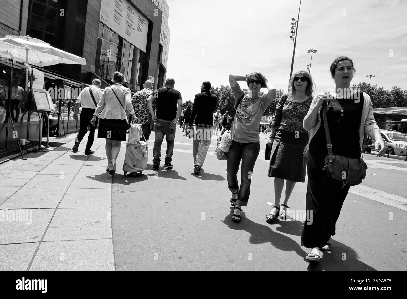 Touristes marchant dans la rue, Paris, France, Europe Banque D'Images