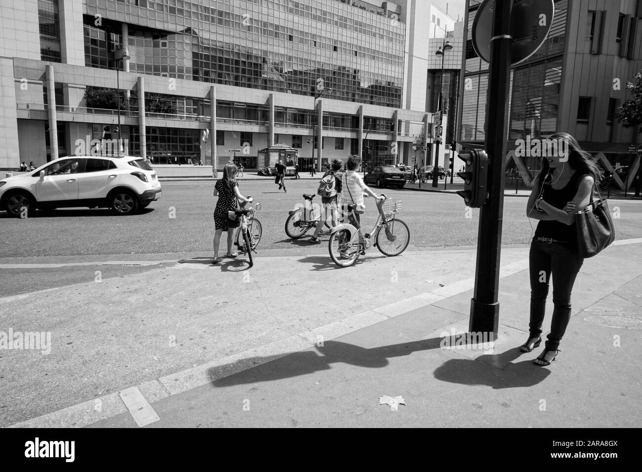 Enfants avec vélo dans la rue, Paris, France, Europe Banque D'Images
