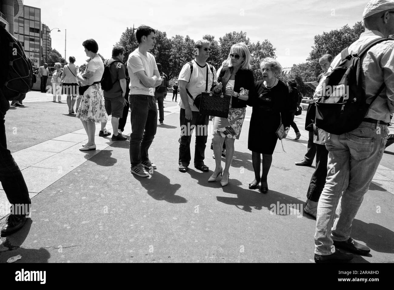 Touristes marchant dans la rue, Paris, France, Europe Banque D'Images