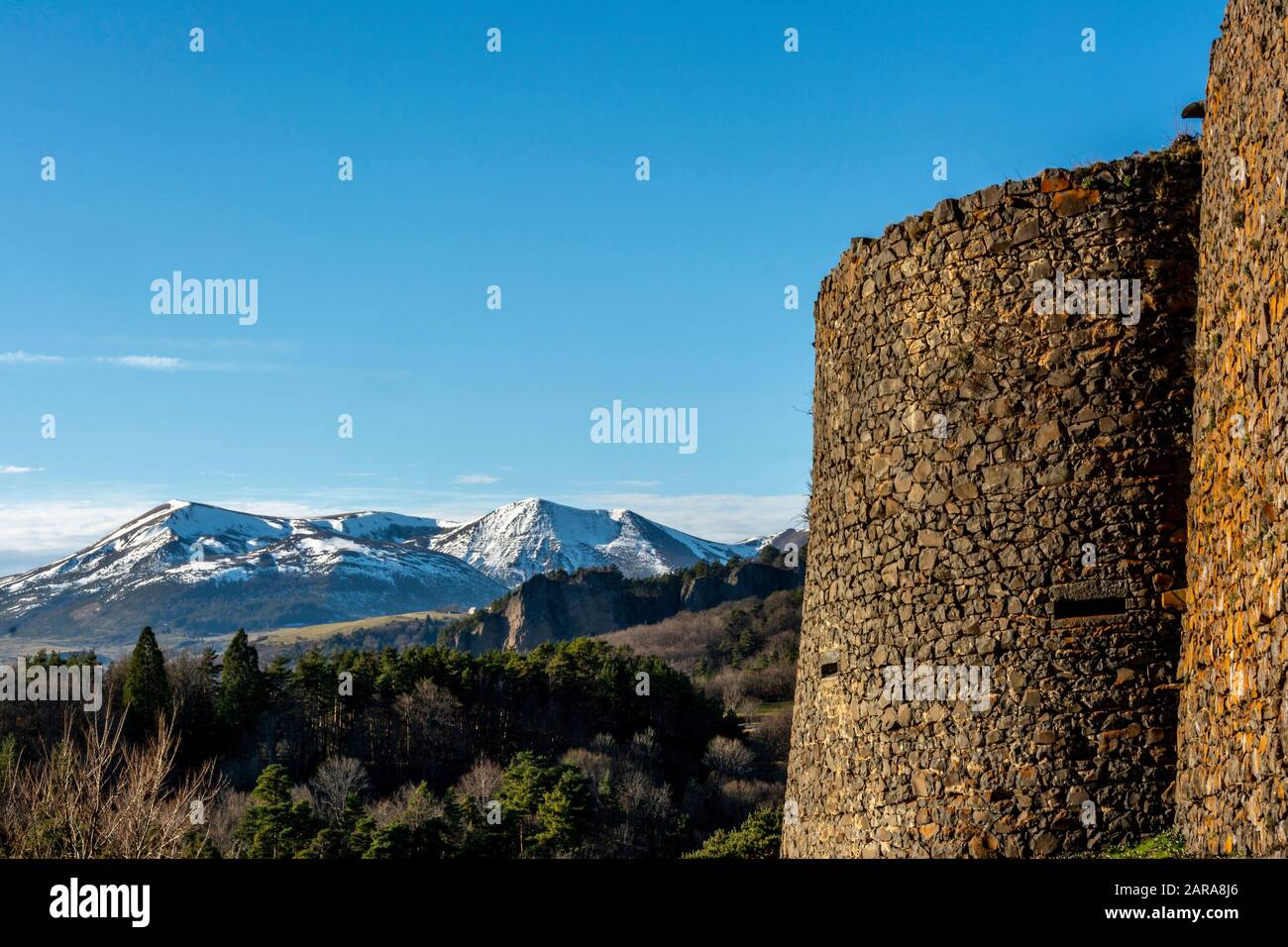 Vue sur le massif de Sancy depuis le château de Murol, le Puy de Dome, le Parc naturel Régional des volcans d'Auvergne, Auvergne-Rhône-Alpes, France Banque D'Images