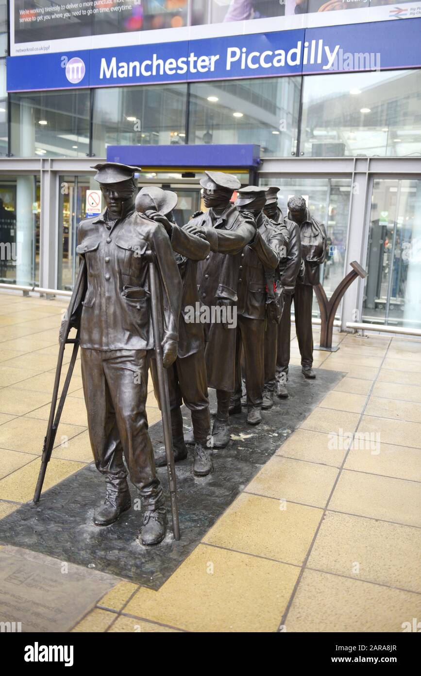 Victoire Sur La statue De Cécité, à l'extérieur de la station Manchester Piccadilly par Johanna Domke-Guyot.Remeatation des anciens combattants aveugles du premier Worl Banque D'Images