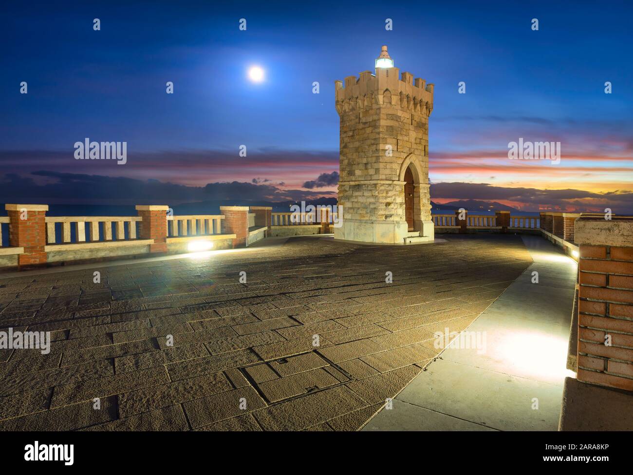 Piombino piazza bovio phare et île d'Elbe et lune. Maremma Toscane Italie Banque D'Images