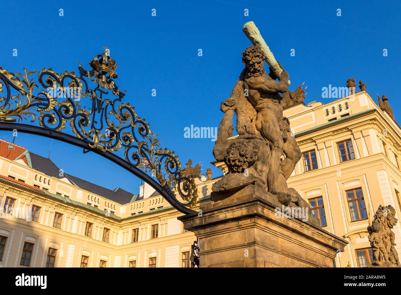 Porte d'entrée du château de Prague sur la place Hradcany, Prague, Bohême, République tchèque, Europe Banque D'Images