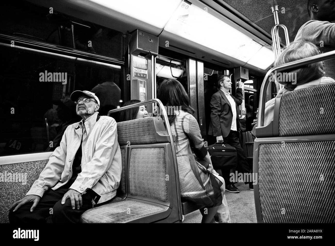 Homme assis en métro, Paris, France, Europe Banque D'Images