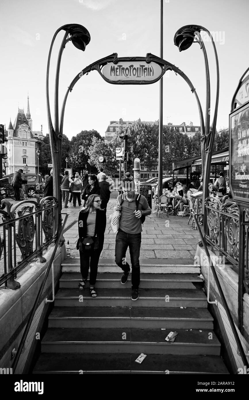 Entrée de la station de métro métropolitaine, Paris, France, Europe Banque D'Images