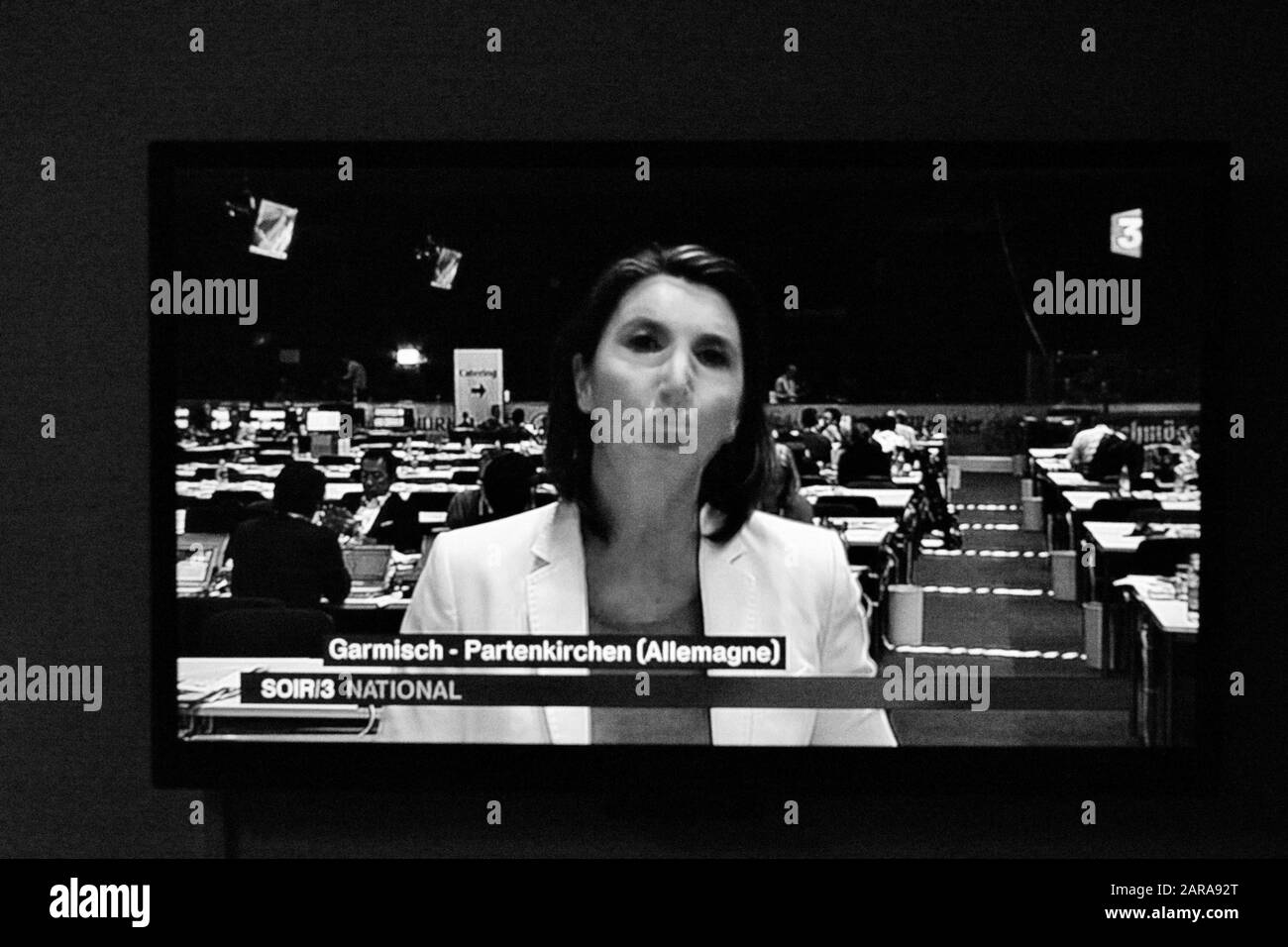 Lecteur de news TV, femme en costume, Paris, France, Europe Banque D'Images