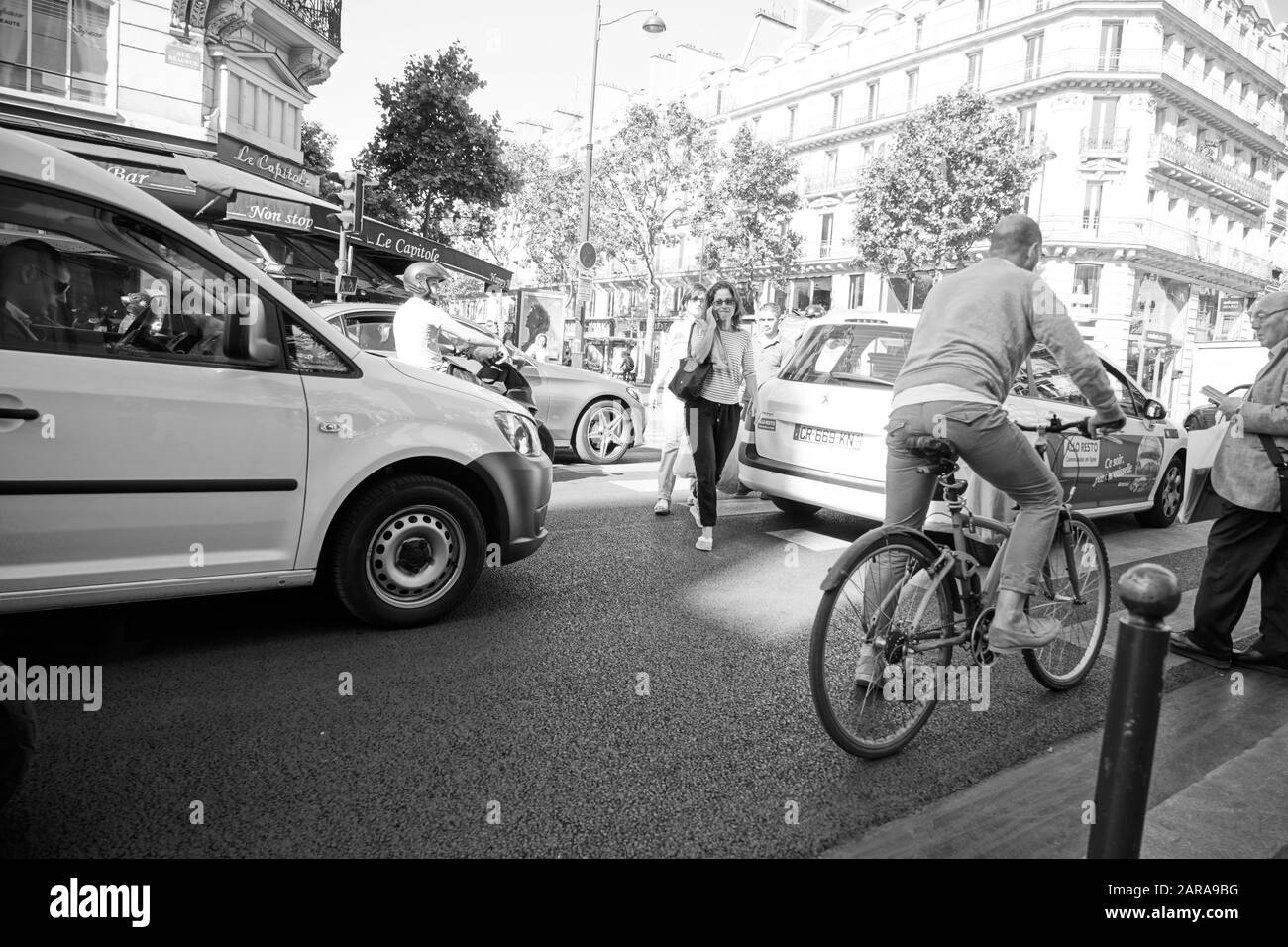 Trafic de vélos et de voitures, Paris, France, Europe Banque D'Images