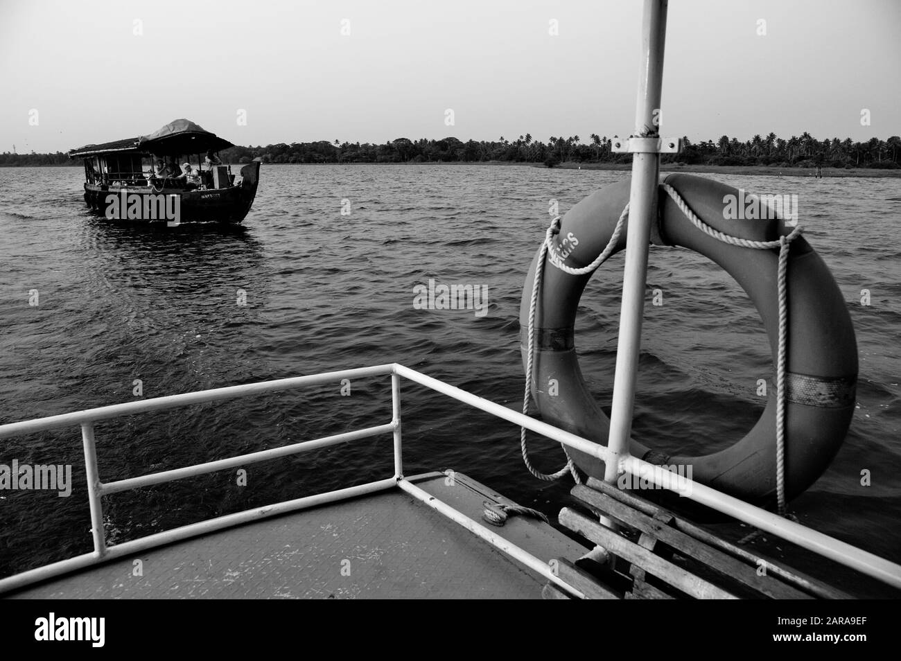 Bateau et anneau de bouée de sauvetage, lac Vembanad, Coconut Lagoon Resort, Kumarakom, Kottayam, Kerala, Inde, Asie Banque D'Images
