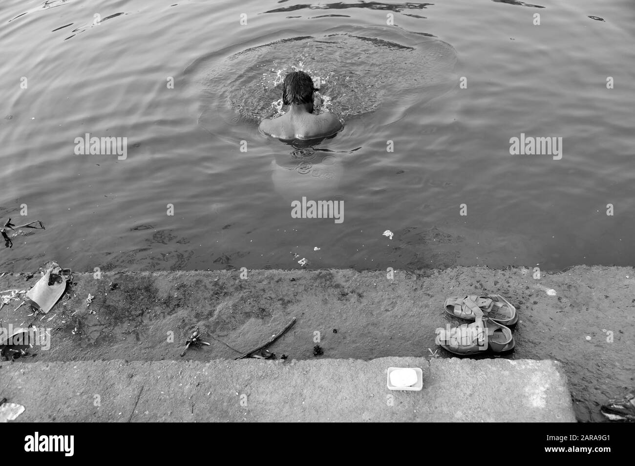 Bain D'Homme, Lac Vembanad, Coconut Lagoon Resort, Kumarakom, Kottayam, Kerala, Inde, Asie Banque D'Images