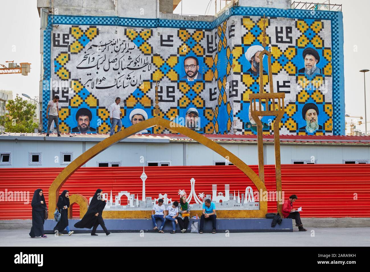 Scène de rue dans la ville iranienne de Mashhad, prise le 14 juin 2017. Avec plus de 3 millions d'habitants, la ville est la deuxième plus grande du pays et un centre politique et religieux visité par plus de 20 millions de touristes et de pèlerins chaque année. La ville est considérée comme l'un des sept lieux saints de l'islam chiite, car là le sanctuaire sacré de la huitième Imam Reza chiite est le seul site grave d'un Imam chiite sur le terrain iranien. | utilisation dans le monde entier Banque D'Images