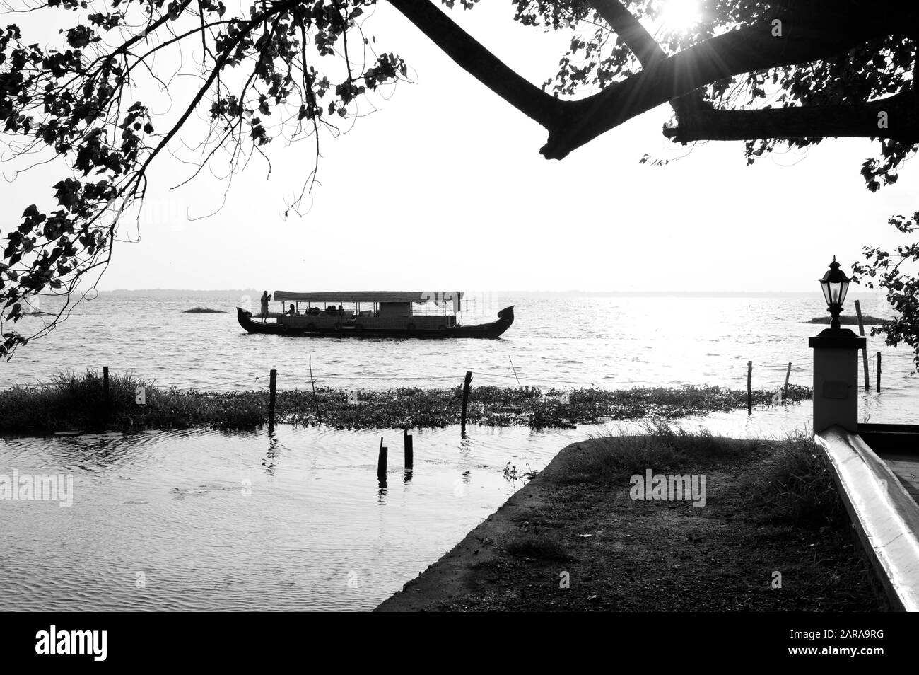 Bateau et ancienne lampe, lac Vembanad, Coconut Lagoon Resort, Kumarakom, Kottayam, Kerala, Inde, Asie Banque D'Images