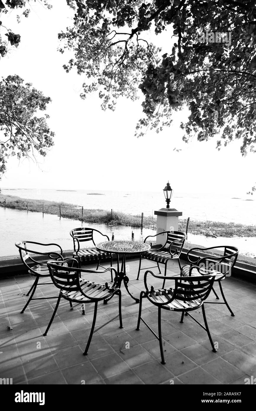 Table Et Chaises, Lac Vembanad, Coconut Lagoon Resort, Kumarakom, Kottayam, Kerala, Inde, Asie Banque D'Images