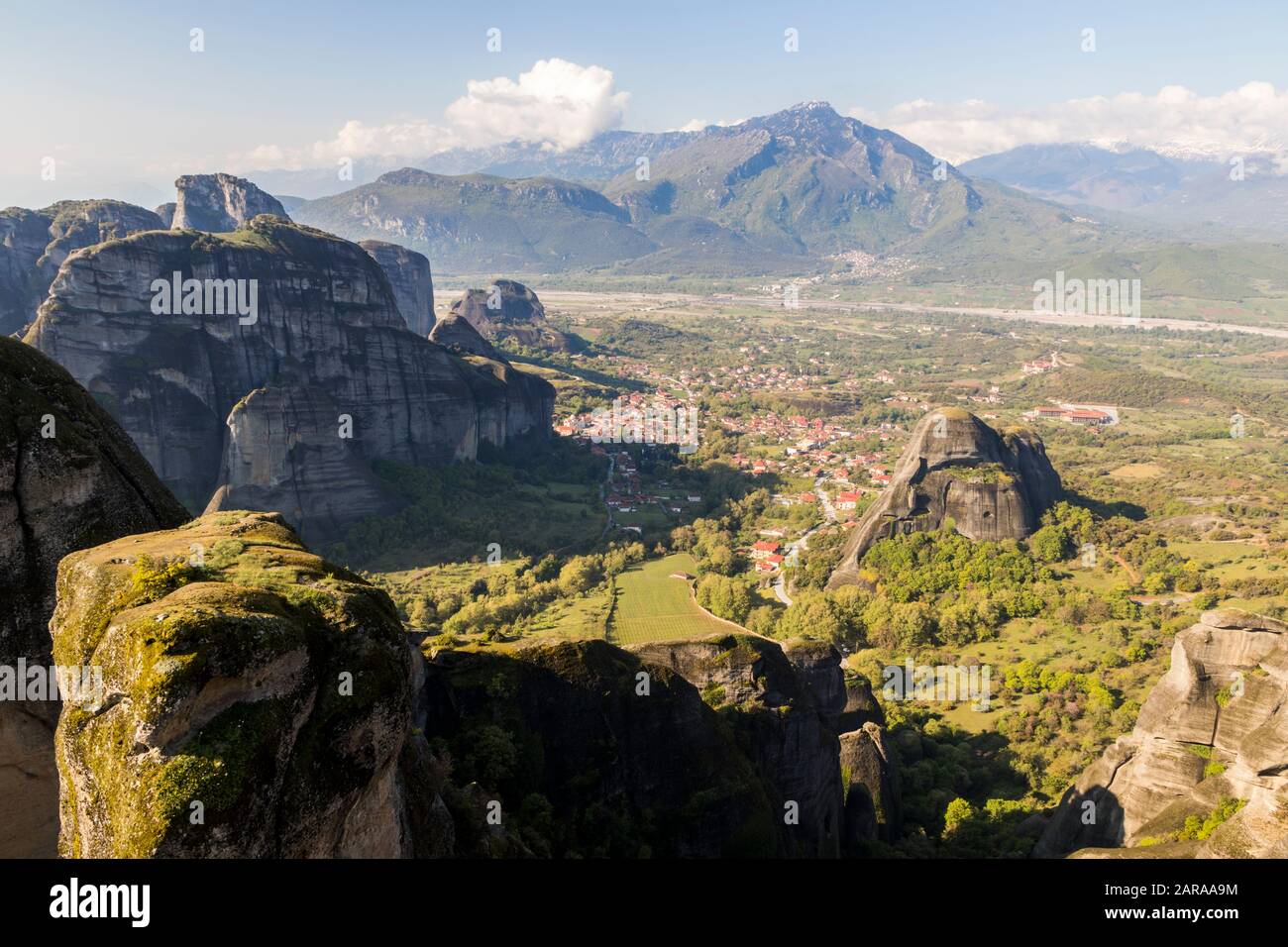 Kalabaka, Grèce. Les roches noires de Meteora et de la ville de Kalabaka comme vu du monastère de Saint-Étienne Banque D'Images