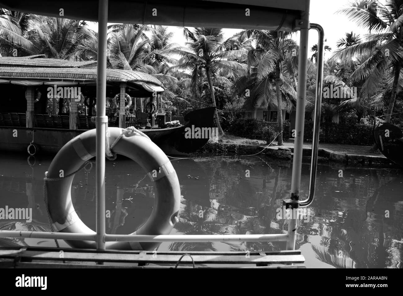 Bateau et anneau de bouée de sauvetage, lac Vembanad, Coconut Lagoon Resort, Kumarakom, Kottayam, Kerala, Inde, Asie Banque D'Images
