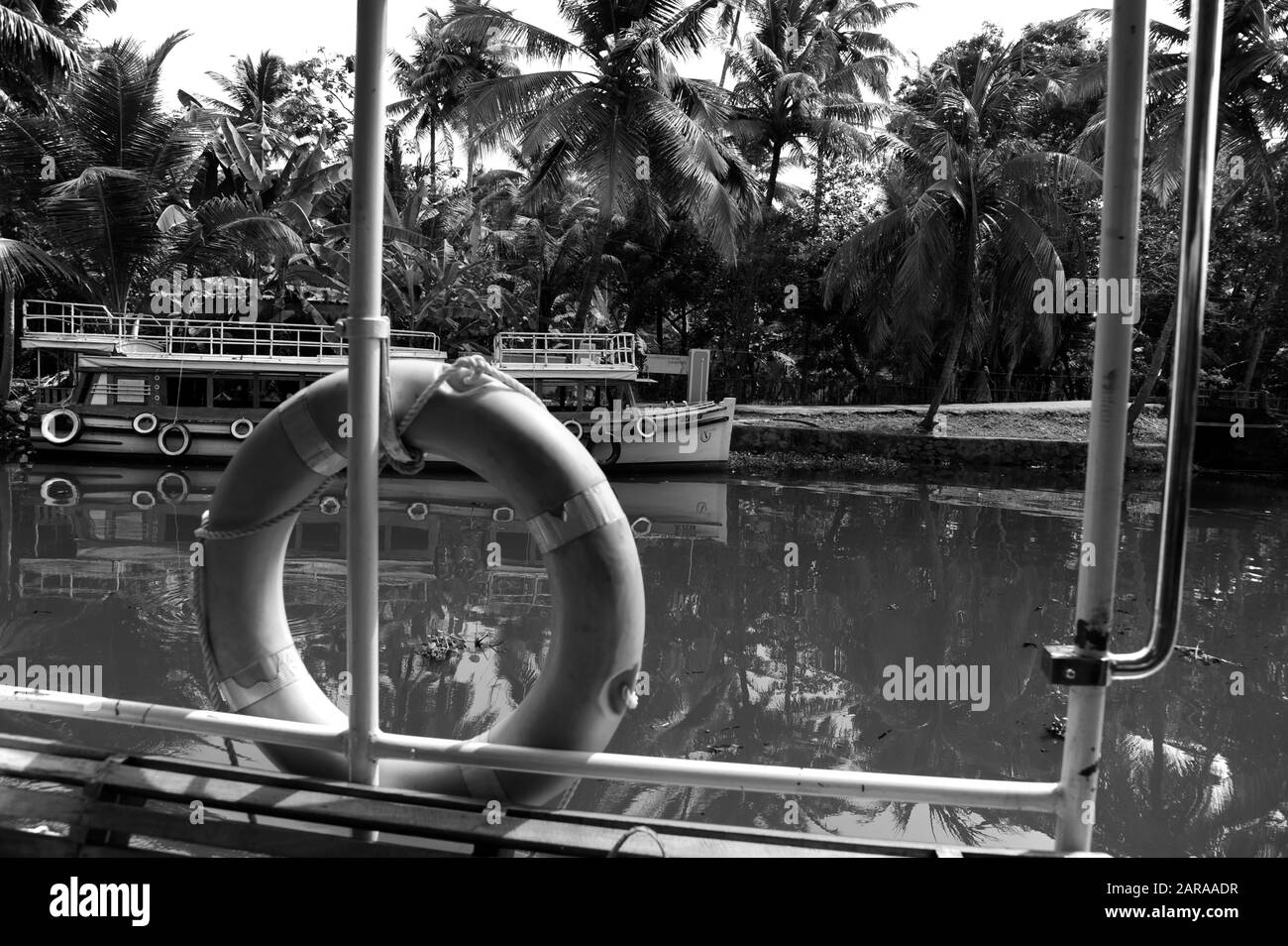 Bateau et anneau de bouée de sauvetage, lac Vemband, Coconut Lagoon Resort, Kumarakom, Kottayam, Kerala, Inde, Asie Banque D'Images