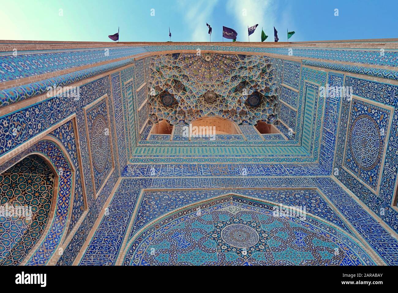 La porte d'entrée bleue de la Mosquée Jame de Yazd derrière le drapeau noir à Yom Ahura , Iran Banque D'Images