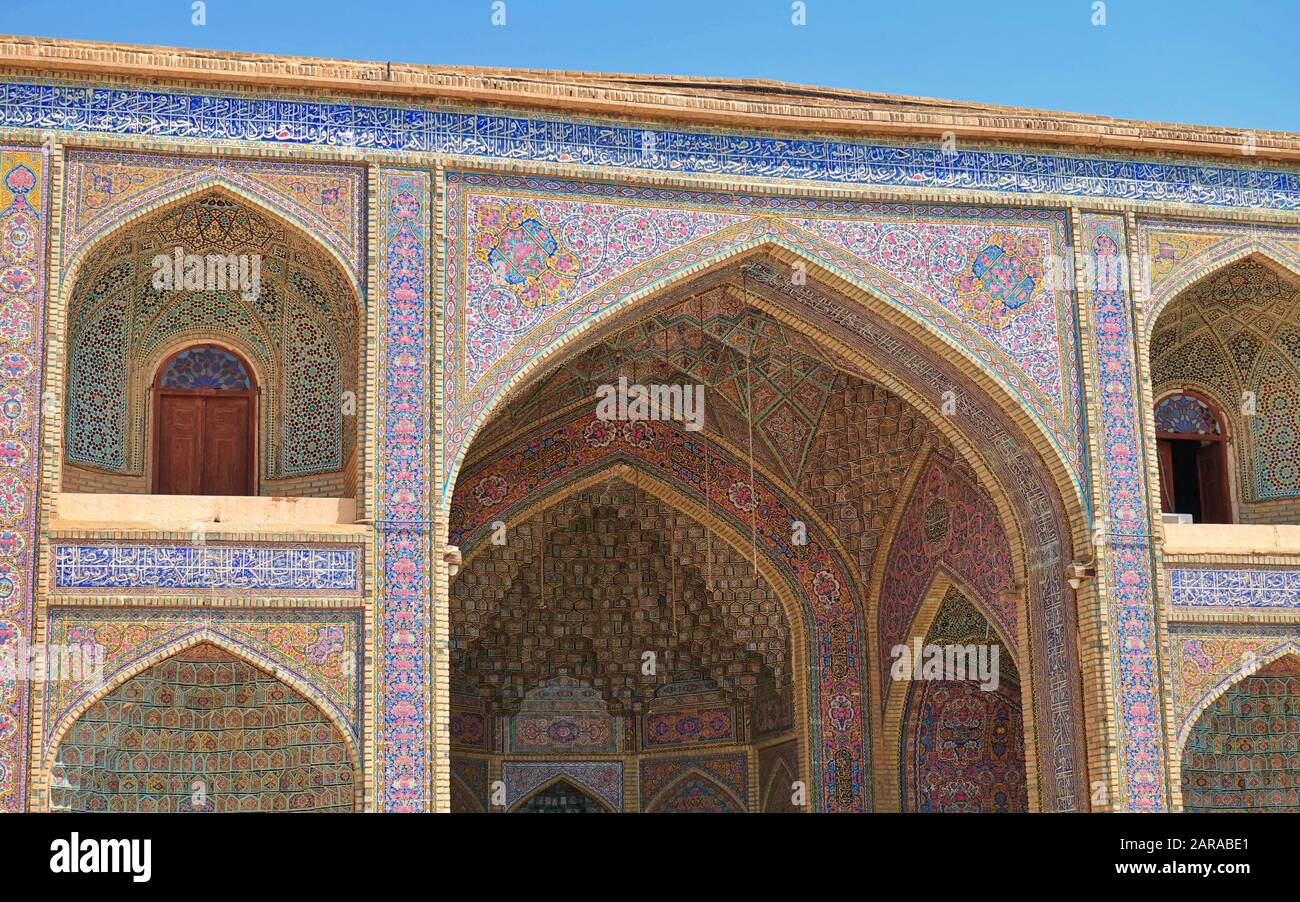 Motifs colorés en mosaïque et détails architecturaux sur une porte de Shiraz, Banque D'Images