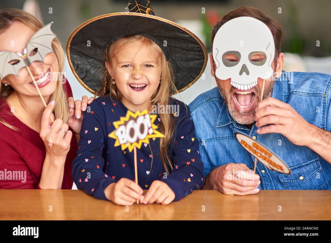 Famille de s'amuser ensemble au cours de l'halloween Banque D'Images
