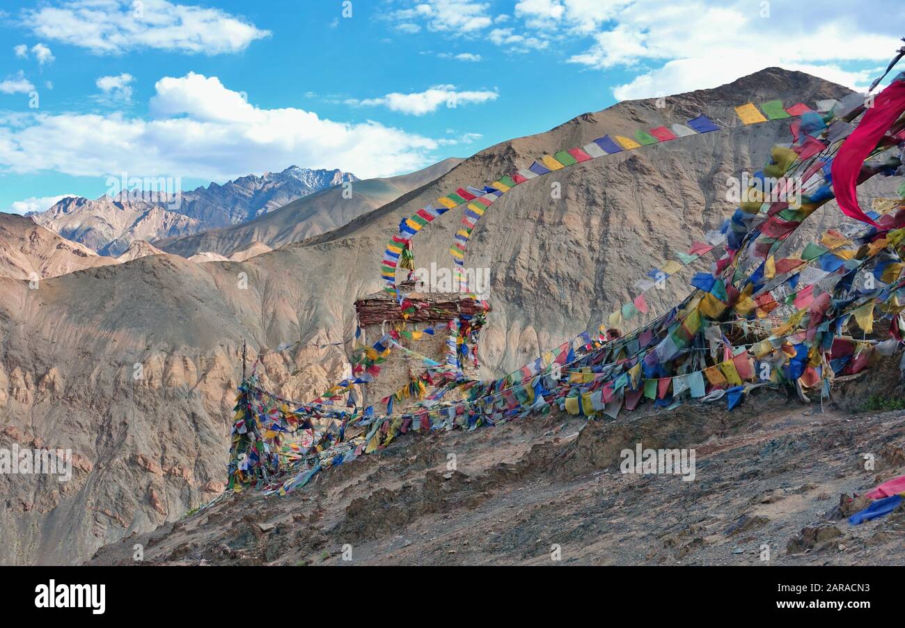 Drapeaux de prière tibétains du monastère de Lamayuru dans le district de Leh de Ladakh haut dans l'Himalaya - Inde 2019 Banque D'Images