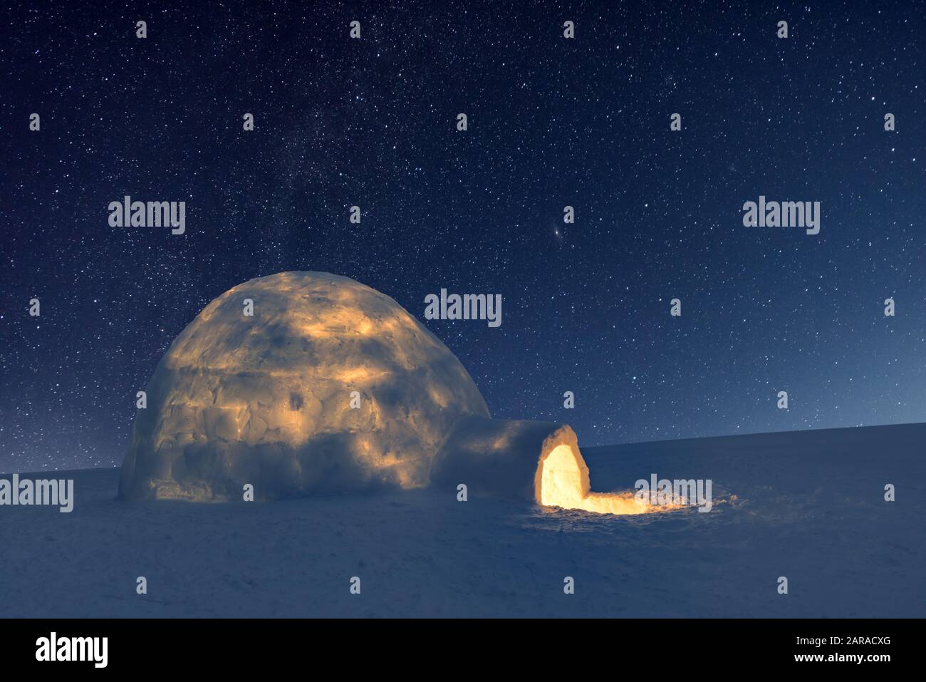 Scène hivernale avec snowy igloo et voie lactée dans ciel de nuit. Paysage d'hiver fantastique par la lumière des étoiles brillantes. Maison de neige, Père Noël Nouvel An idéal et fond de Noël Banque D'Images