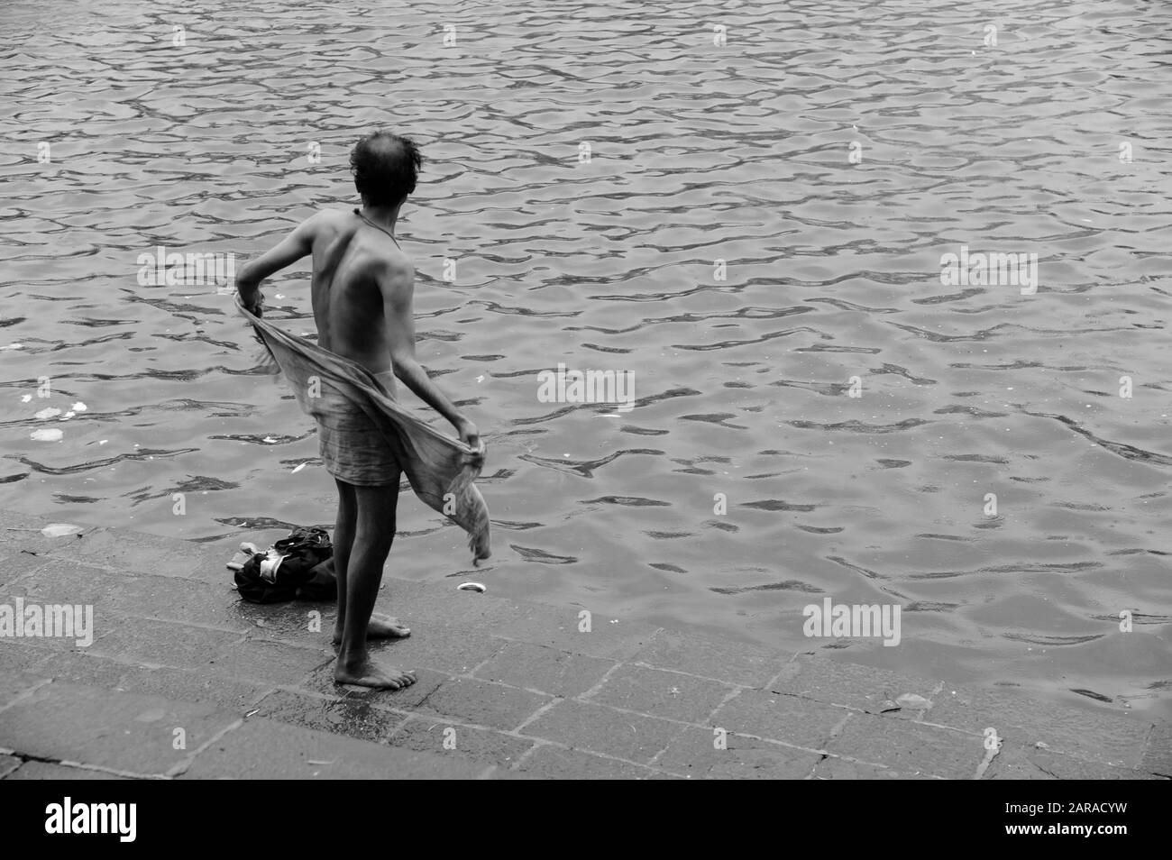 L'homme s'essuyant après le bain, réservoir d'eau Banganga, Walkeshwar, Malabar Hill, Mumbai, Maharashtra, Inde, Asie Banque D'Images