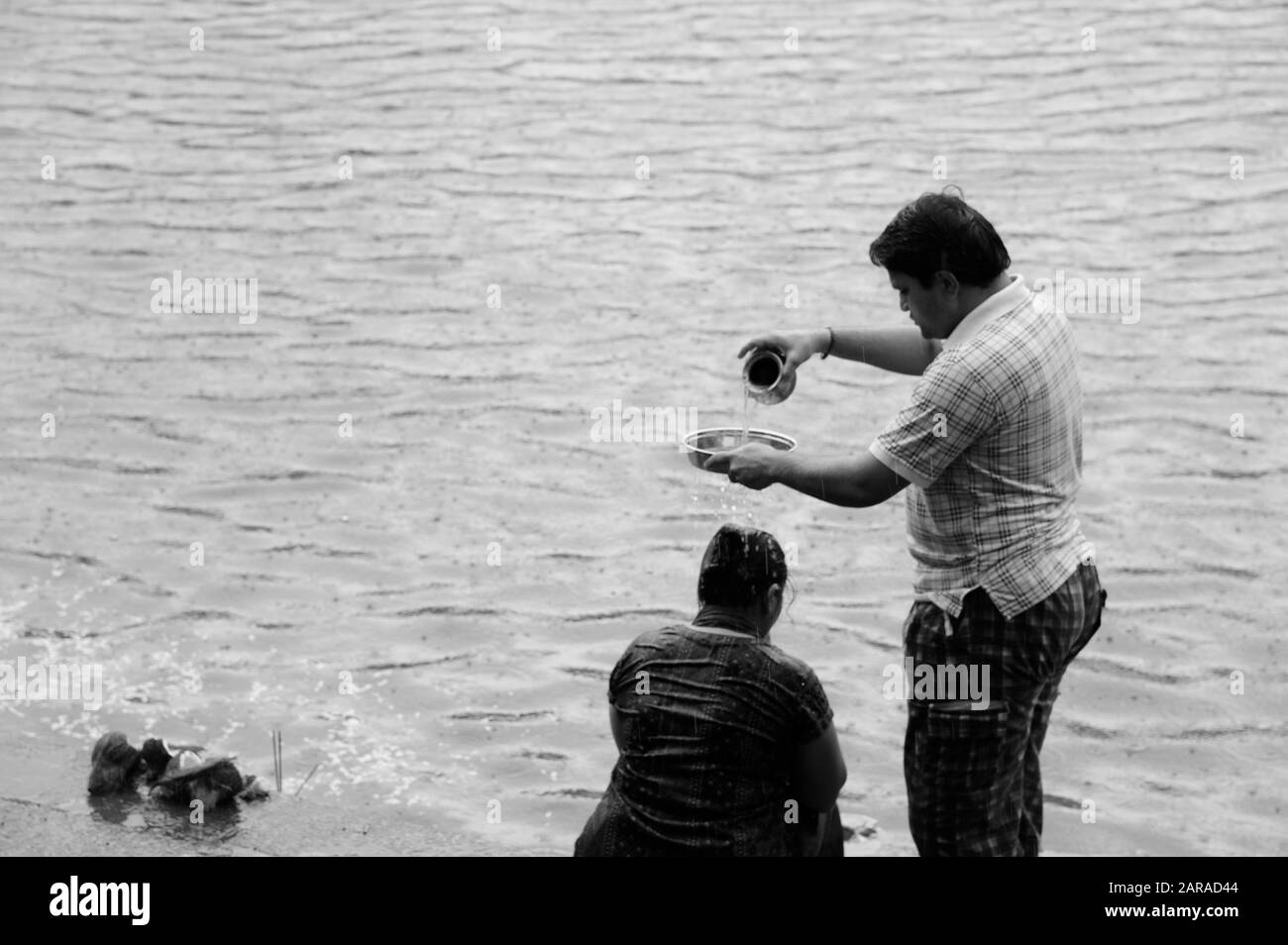 Rituel hindou étrange, homme versant de l'eau sur la femme, réservoir d'eau Banganga, Walkeshwar, Malabar Hill, Mumbai, Maharashtra, Inde, Asie Banque D'Images