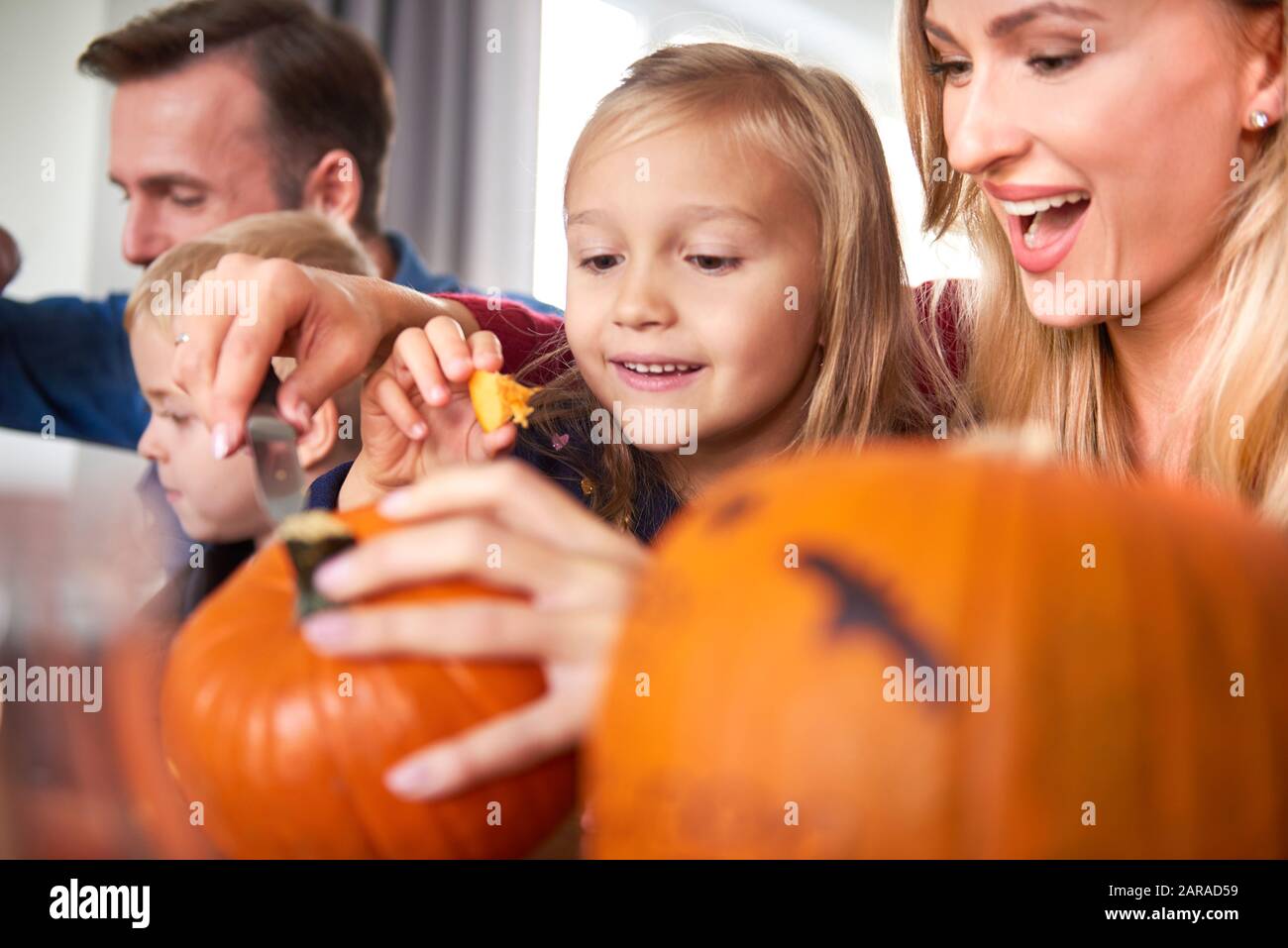 Famille heureuse la préparation à Halloween Banque D'Images