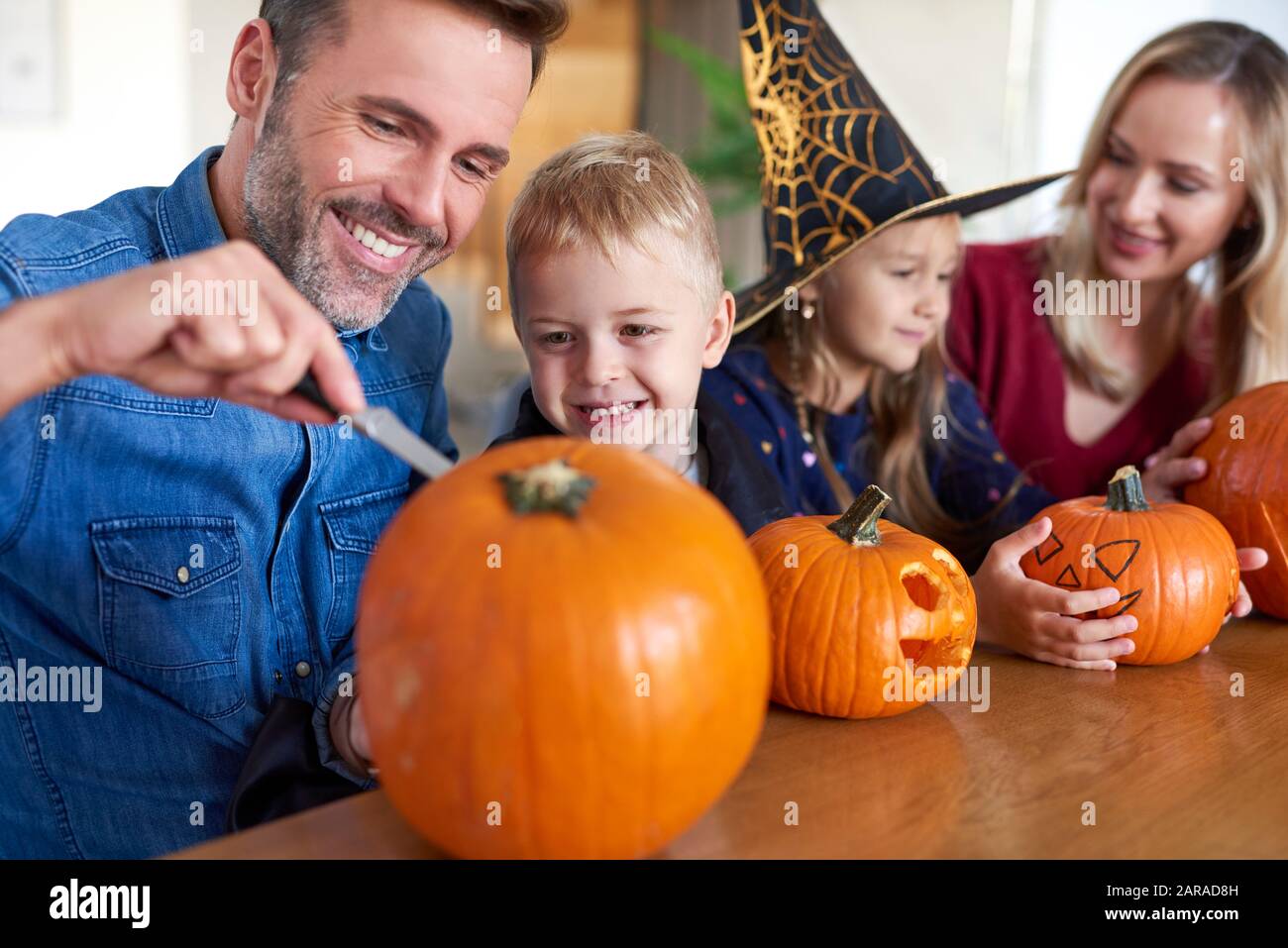 Citrouilles de forage familiales pour Halloween Banque D'Images