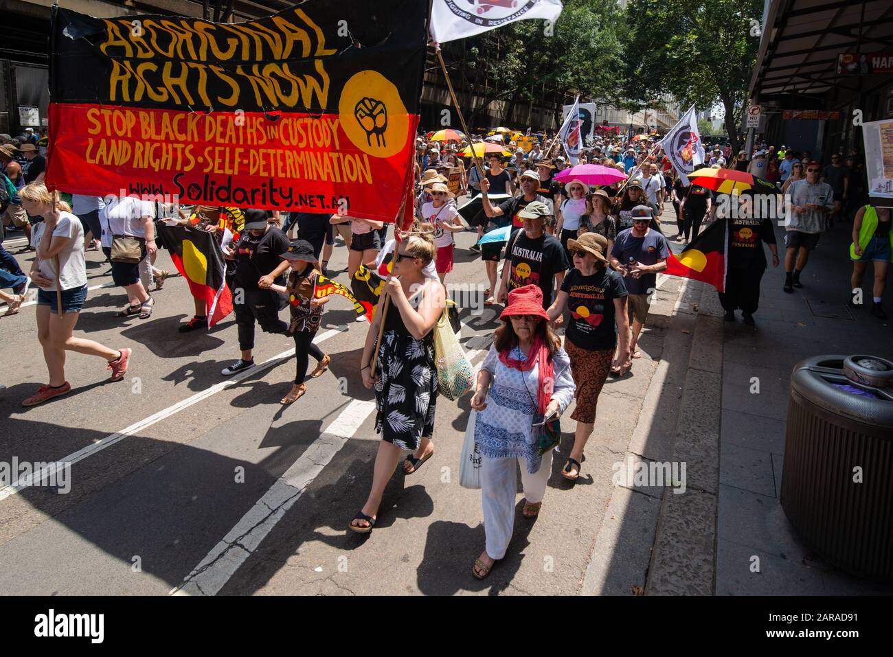 Sydney, Nouvelle-Galles du Sud, AUSTRALIE - 26 janvier 2020 : des milliers de manifestants autochtones à Hyde Park Sydney demandent au gouvernement de modifier la date du jour de l'Australie. Banque D'Images