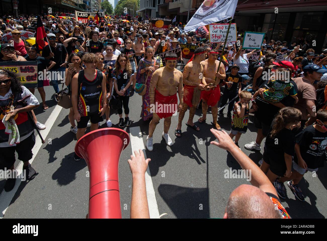 Sydney, Nouvelle-Galles du Sud, AUSTRALIE - 26 janvier 2020 : des milliers de manifestants autochtones à Hyde Park Sydney demandent au gouvernement de modifier la date du jour de l'Australie. Banque D'Images