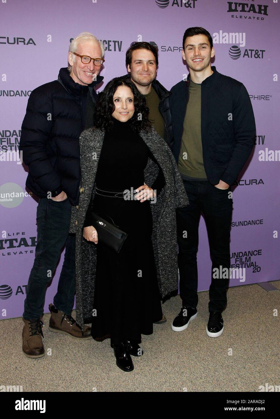 Park City, UT, États-Unis. 26 janvier 2020. Brad Hall, Julia Louis-Dreyfus, Henry Hall, Charlie Hall Aux Arrivées Pour La Première Descente Au Sundance Film Festival 2020, Eccles Theatre Centre, Park City, Ut 26 Janvier 2020. Crédit: Ja/Everett Collection/Alay Live News Banque D'Images