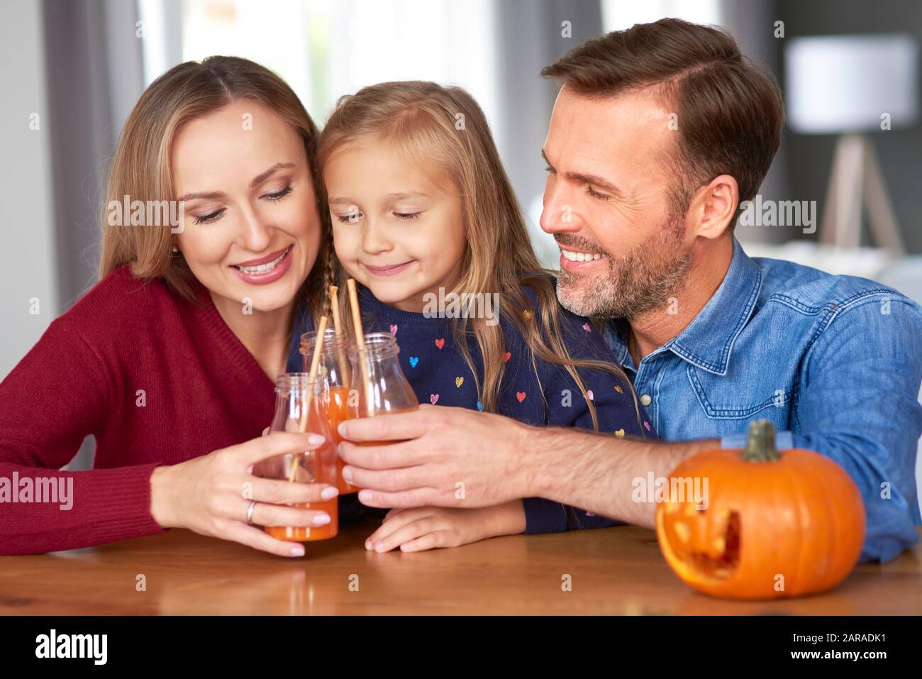 Famille avec smoothie citrouille faire un toast à halloween Banque D'Images