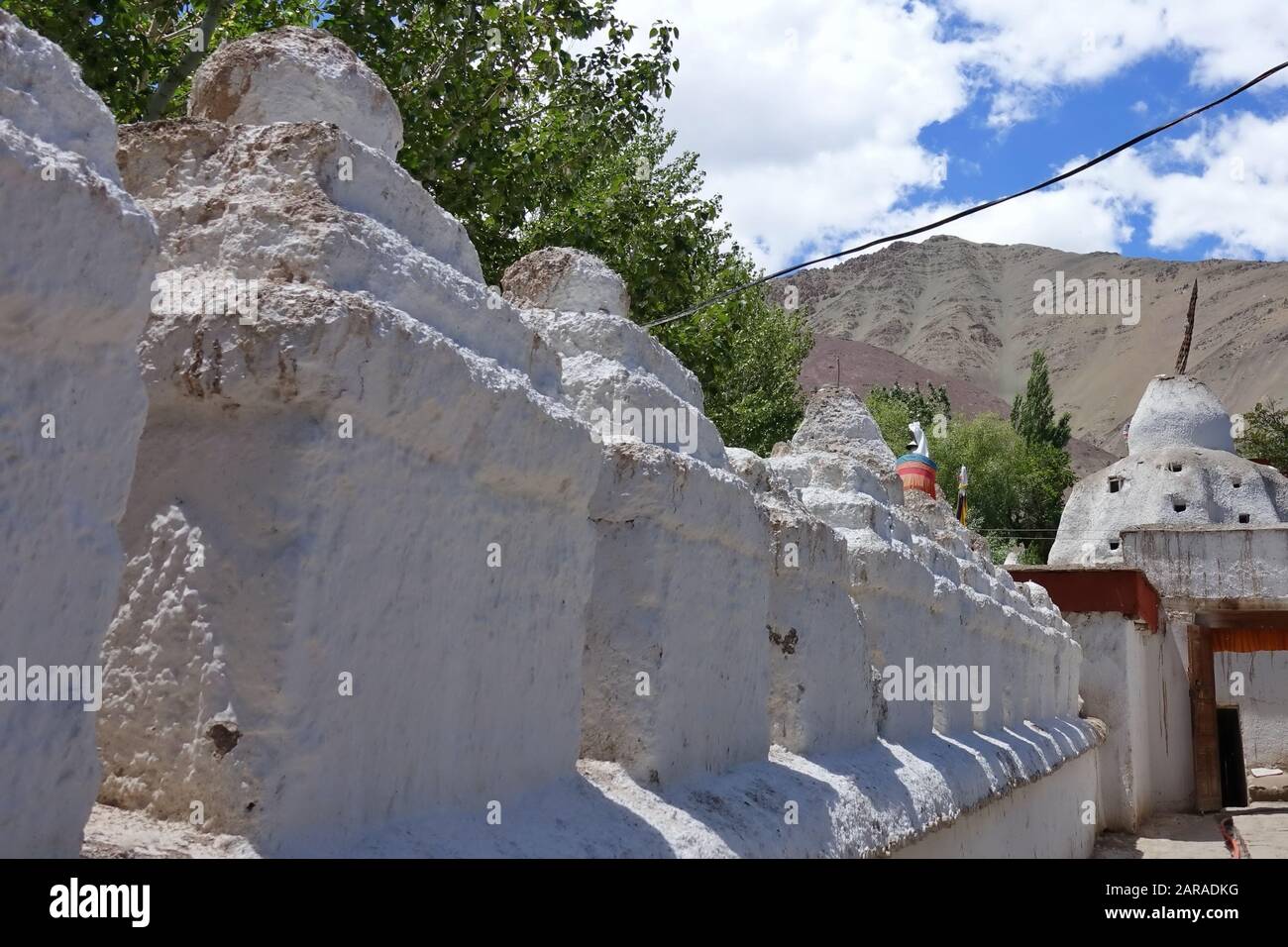 Stupas blanc dans le monastère bouddhiste situé dans le quartier Leh du Ladakh Banque D'Images