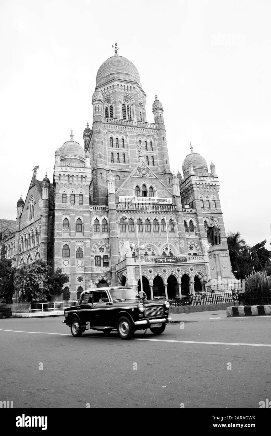 Fiat Car Taxi, Bombay Municipal Corporation Building, Mumbai, Maharashtra, Inde, Asie Banque D'Images