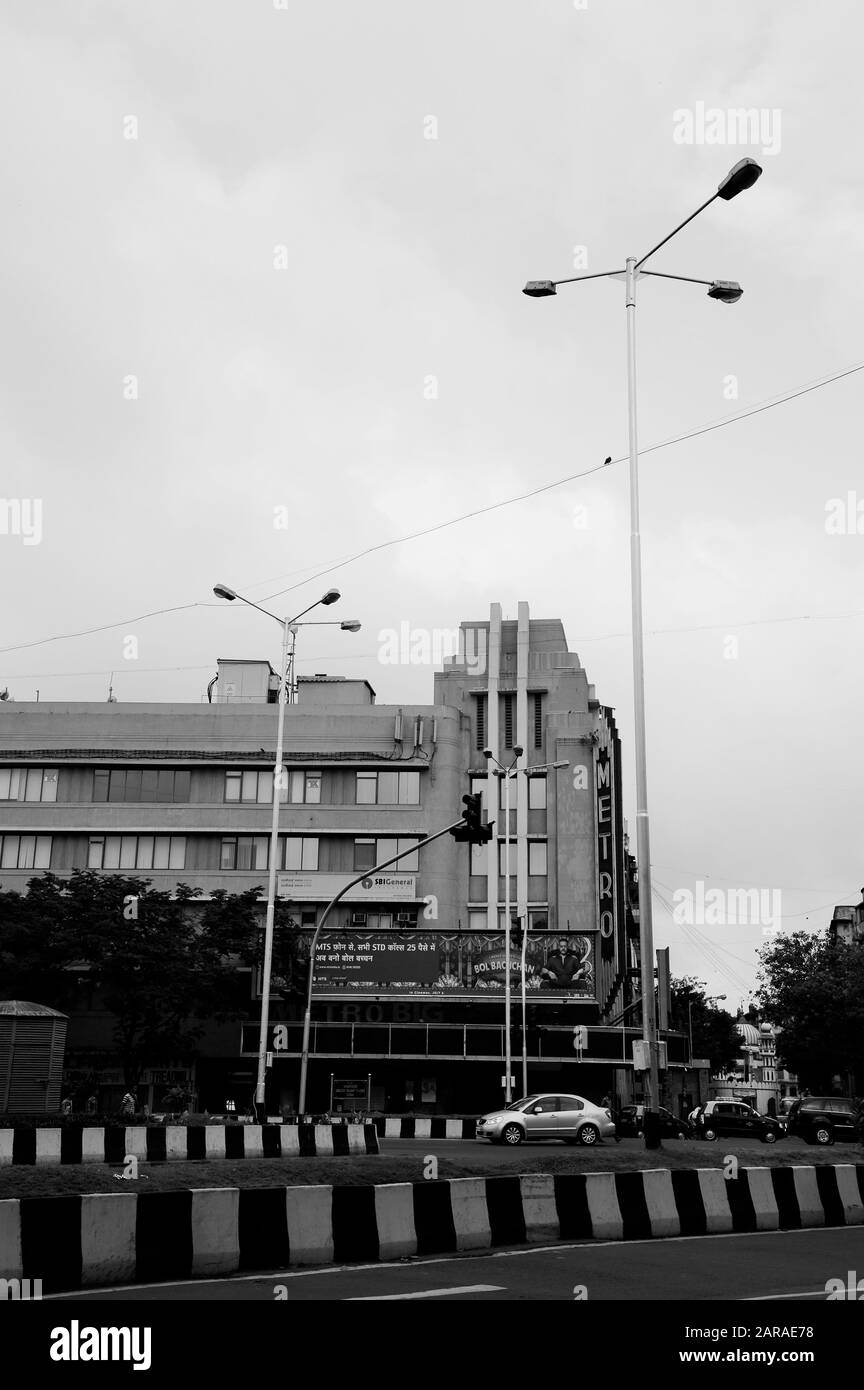 Voiture, Metro Cinema Building, Art Déco Movie Theatre, Dhobi Talao, Mumbai, Maharashtra, Inde, Asie Banque D'Images