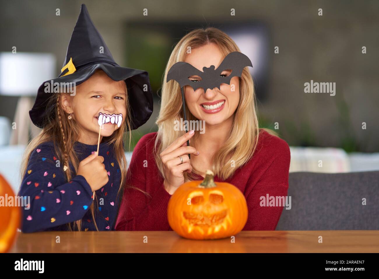 Portrait de la mère et de la fille avec masques halHalloween Banque D'Images