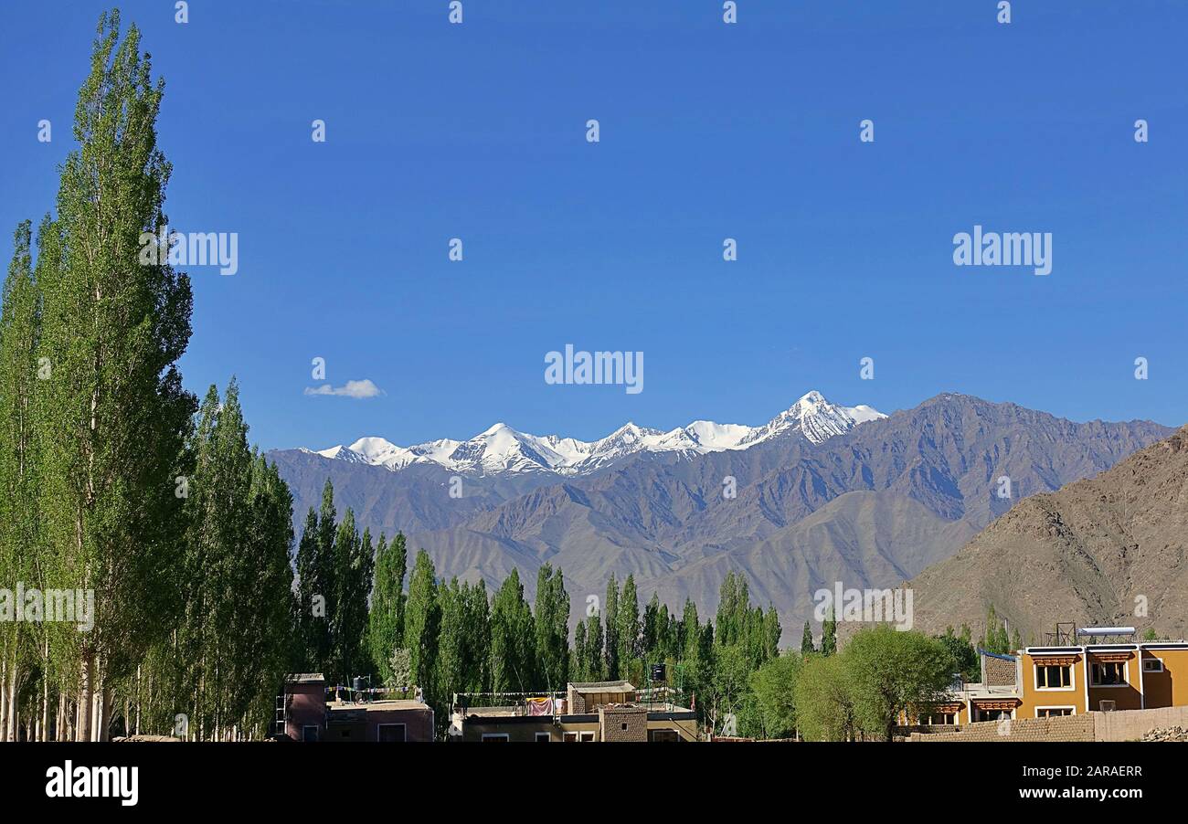 Lacs de la rivière Indus avec des montagnes nues derrière à côté de Leh la capitale commune et la plus grande ville de Ladakh - Inde 2019 Banque D'Images