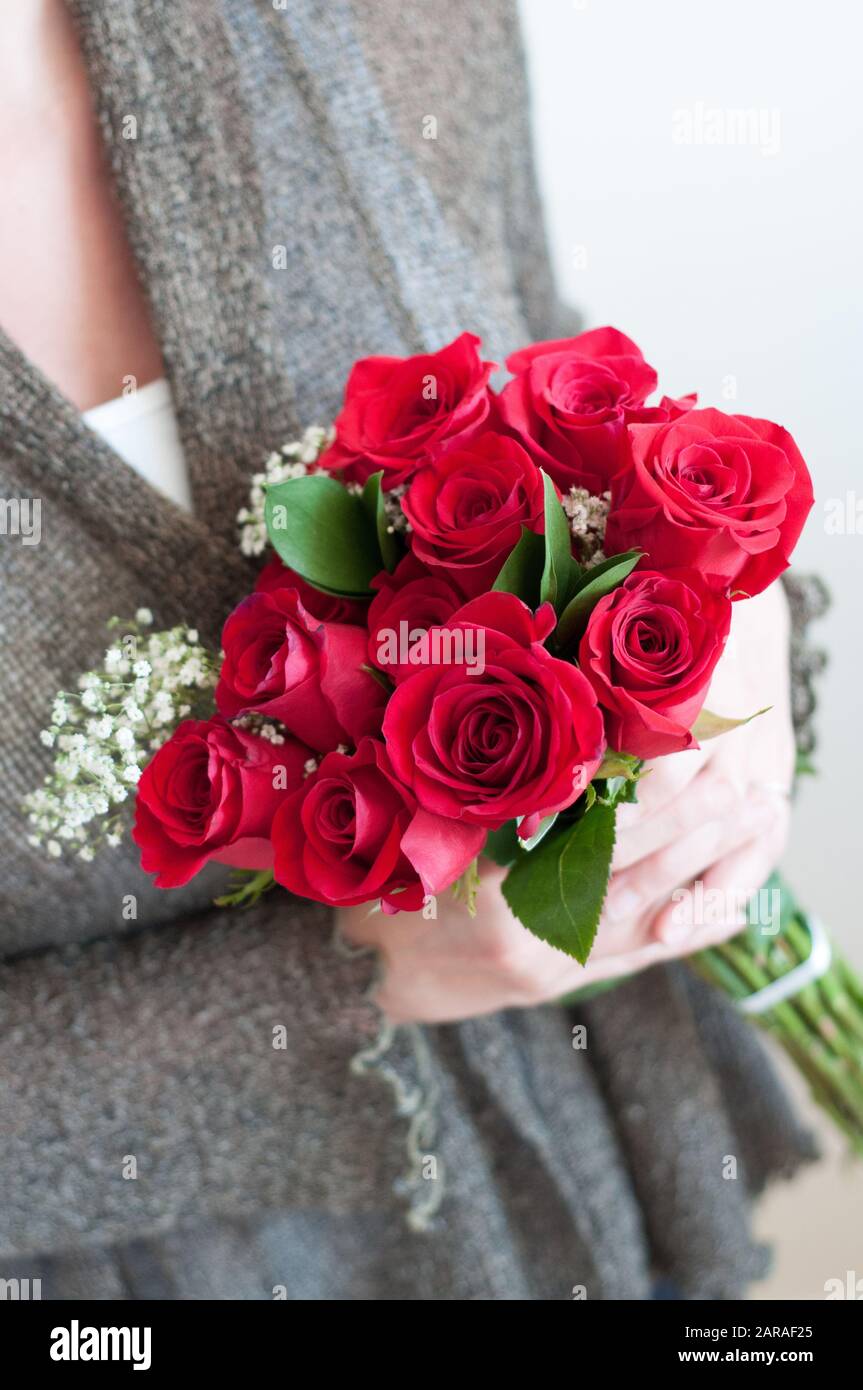 Woman holding bouquet de fleurs Banque D'Images