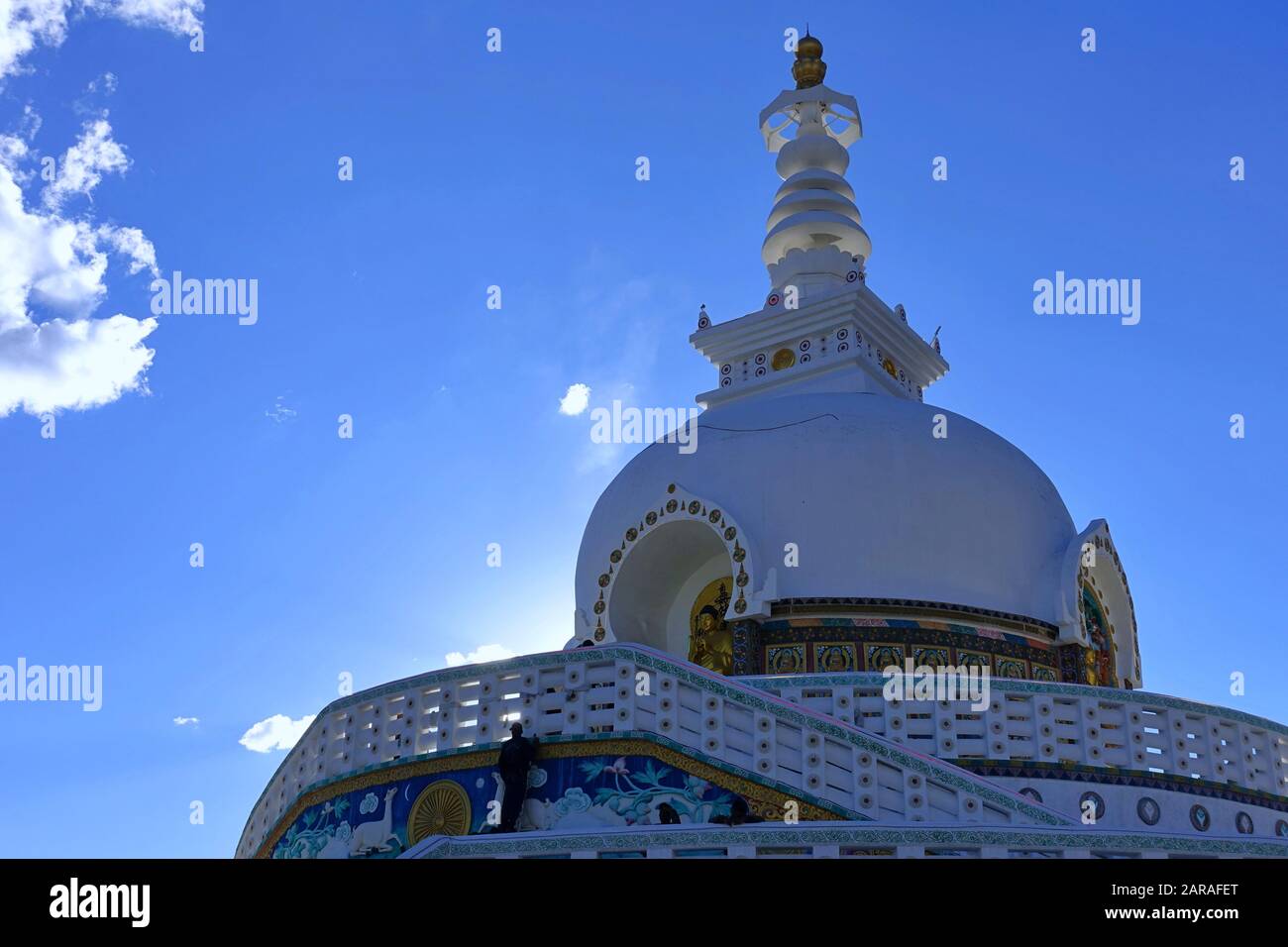 Shanti Stupa un stupa bouddhiste à dôme blanc (chorten) sur une colline à Chanspa, dans le district de Leh, Ladakh, Banque D'Images